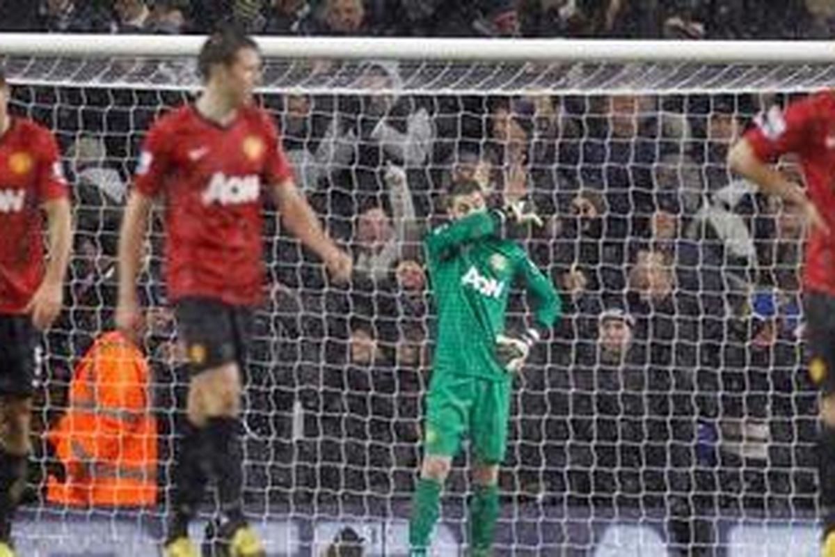 Kiper Manchester United dari Spanyol, David De Gea (tengah), termangu setelah kebobolan gol gelandang serang Tottenham Hotspur asal Amerika Serikat, Clint Dempsey, dalam detik-detik akhir injury time pada laga Premier League di Stadion White Hart Lane, London utara, on January 20, 2013. Pertandingan itu berskor akhir 1-1. 