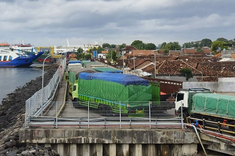 Kemacetan antrean menuju dermaga LCM Pelabuhan Ketapang Banyuwangi. 