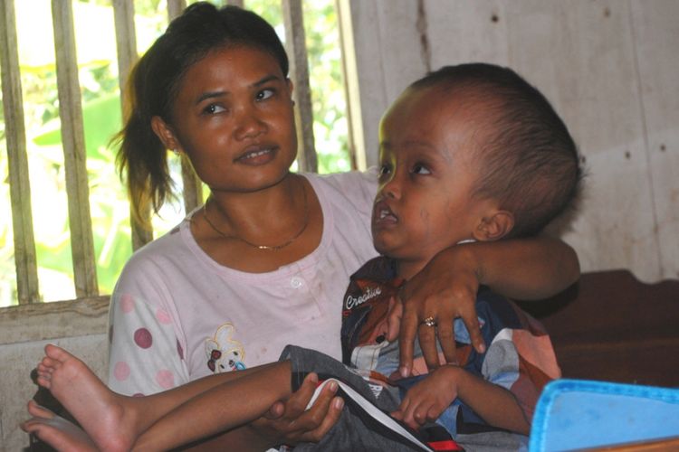 Yunior berada dalam pangkuan Ibundanya saat ditemui di rumahnya di Desa Tambirejo, RT 04 RW 01, Kecamatan Toroh, Kabupaten Grobogan, Jawa Tengah, Kamis (25/5/2017)