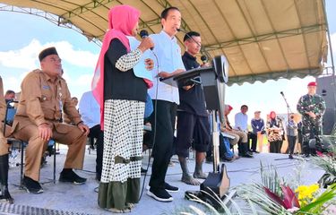 Lokasi Penyerahan Sertifikat Becek, Jokowi Geleng-geleng Kepala ...