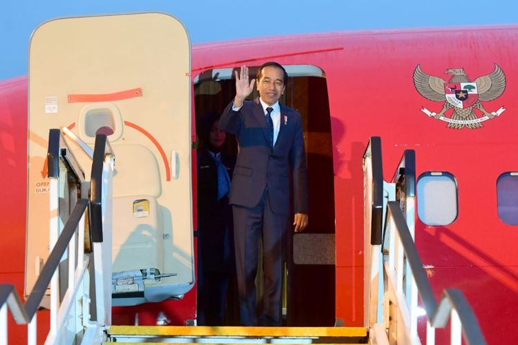 Presiden Joko Widodo saat akan lepas landas dari Bandar Udara Internasional Kingsford Smith Sydney, Australia menuju Bandar Udara Internasional Jacksons Port Moresby, Papua Nugini, Rabu (7/5/2023).