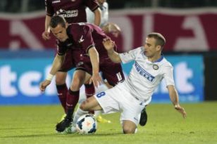 Striker Inter Milan, Rodrigo Palacio (kanan) saat berebut bola dengan pemain Livorno, Jamel Mesbah, dalam lanjutan Serie-A di Stadion Armando Picchi, Senin atau Selasa (1/4/2014) dini hari WIB. Kedua tim bermain imbang 2-2 pada pertandingan tersebut. 