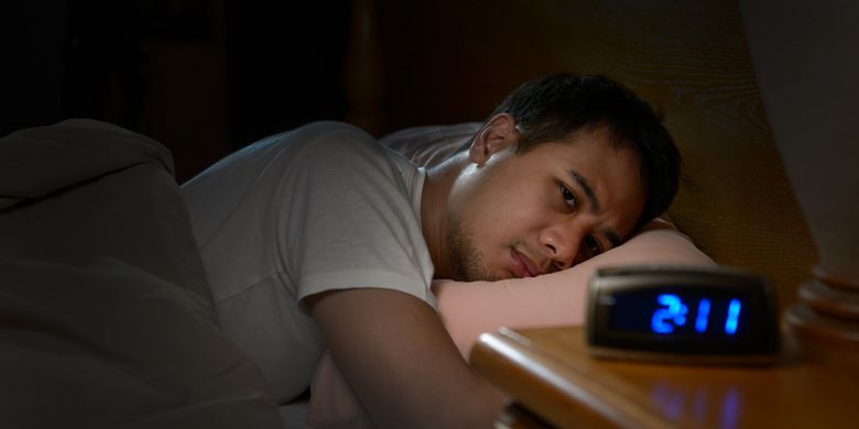 Gejala insomnia termasuk sulit tertidur meski tubuh lelah dan sulit kembali tidur ketika terbangun di malam hari.