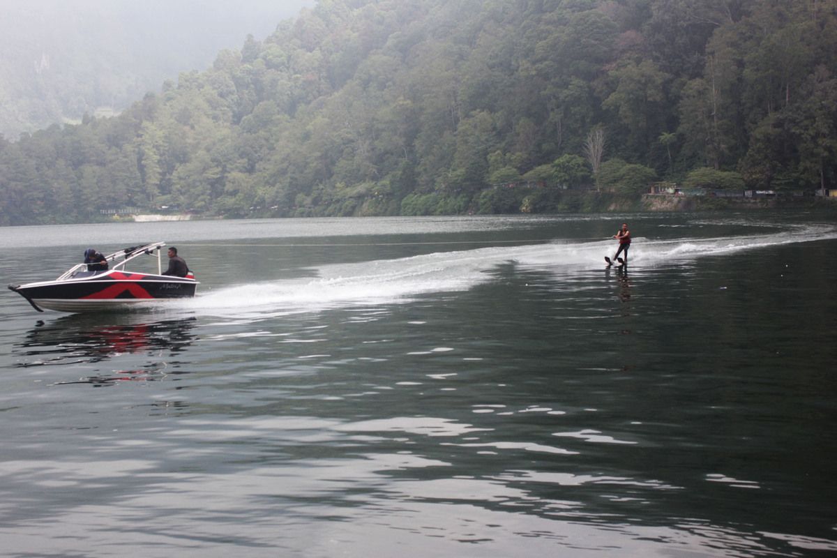 Dorong destinasi Telaga Sarangan menjadi destinasi ramah lingkungan, Pemkab Magetan akan menggandeng PT Inka untuk ketersediaan alat transportasi bertenaga listrik seperti perahu yang dgunakan wisatawan.