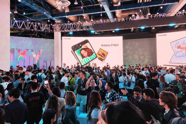Suasana keramaian para peserta di dalam COEX Convention Hall usai peluncuran Galaxy Z Fold 5 dan Galaxy Z Flip 5 di acara Galaxy Unpacked 2023