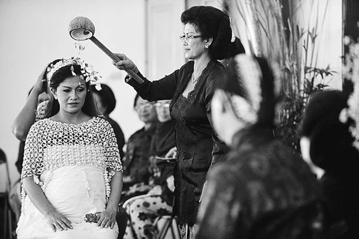 Balai Pelestarian Sejarah dan Nilai Tradisional Yogyakarta serta Himpunan Ahli Seni Tata Rias dan Busana Daerah Yogyakarta menggelar peragaan upacara adat mitoni (tujuh bulan) di Dalem Jayadipuran, Jalan Brigjen Katamso, Yogyakarta, Selasa (13/3). Peragaan tersebut dimaksudkan melestarikan tradisi mitoni di kalangan masyarakat Jawa saat usia kehamilan mencapai tujuh bulan. Tradisi ini salah satu wujud doa memohon keselamatan bagi ibu dan bayi yang akan dilahirkan serta kelancaraan saat persalinan.