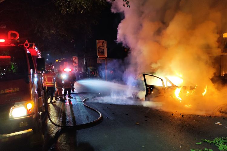 Kondisi mobil Honda Jazz saat terbakar di Jalan Mayjen Panjaitan, Kota Malang, Jawa Timur pada Minggu (10/9/2023), dinihari.