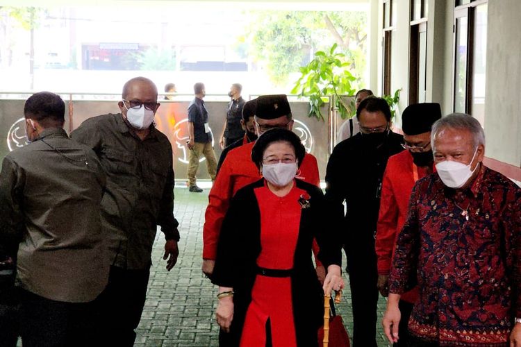 Ketua Umum PDI-P Megawati Soekarnoputri tiba di Sekolah Partai, Jakarta Selatan untuk mengikuti acara Rapat Kerja Nasional (Rakernas) Kedua Tahun 2021, Senin (21/6/2022).