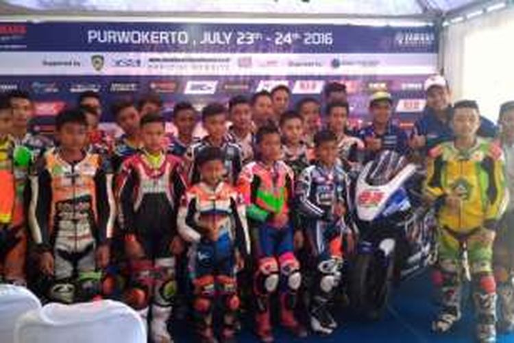 Pebalap Yamaha Indonesia, Galang Hendra Pratama (5 dari kanan), berpose dengan peserta coaching clinic pada seri pertama Yamaha Cup Race, Sabtu (24/7/2016).