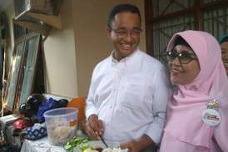 Calon gubernur DKI Jakarta Anies Baswedan disuguhi sarapan nasi uduk di rumah warga RW 02, Petukangan Selatan, Minggu (20/11/2016).