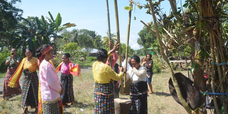 Penari Kelong sedang mengelilingi Ngadhu di Mbaru Meze Suku Gunung, Kabupaten Manggarai Timur, NTT, Senin (30/7/2018).