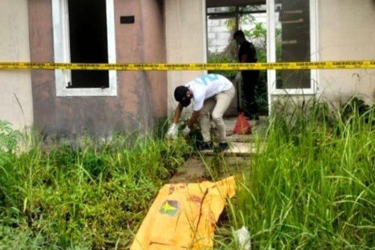 Penemuan mayat di rumah kosong di Perumahan Citra Indah Bukit Aster, Desa Singajaya, Kecamatan Jonggol, Kabupaten Bogor.
