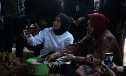 Risma Kunjungi Pasar Lekok, Pedagang Sampaikan Harapan untuk Ekonomi Lebih Baik