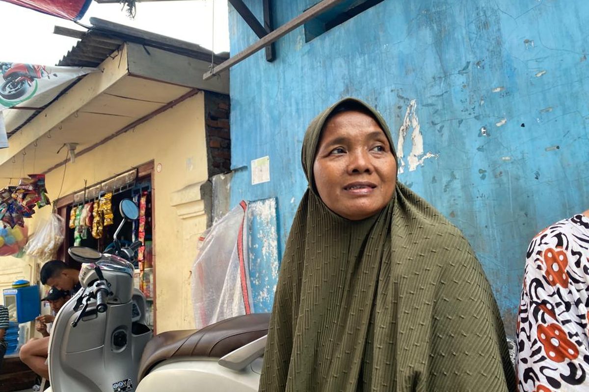 Ibu rumah tangga (IRT) bernama Habibah (53) saat ditemui di Jalan F, Gang L, RT 10/RW 02, Rawa Badak Utara, Koja, Jakarta Utara pada Jumat (9/6/2023).