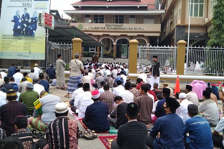 Ribuan warga Muhammadiyah Kota Baubau, Sulawesi Tenggara, mulai melaksanakan shalat idul adha di pelataran Universitas Muhammadiyah Buton (UMB), Sabtu (9/7/ 2022) pagi.