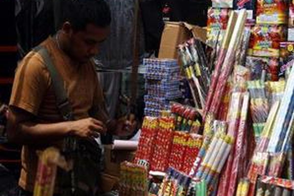 Penjual mercon dan kembang api di kawasan Pasar Pagi, Jakarta Barat, Rabu (3/9). 