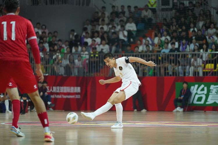 Aksi Dewa Rizki Amanda dalam partai final CFA International Men's Futsal Tournament 2025 antara Timnas Futsal Indonesia vs Denmark yang berlangsung di Shijiazhuang College Sport Center, Shijiazhuang, China, Kamis (11/9/2025).