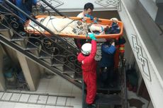 Damkar Evakuasi Nenek 78 Tahun yang Jatuh di Lantai 2