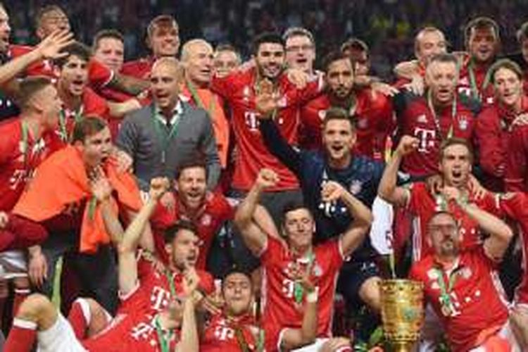 Bayern Muenchen merayakan keberhasilan menjuarai DFB Pokal 2015-2016, Sabtu (21/5/2016). 