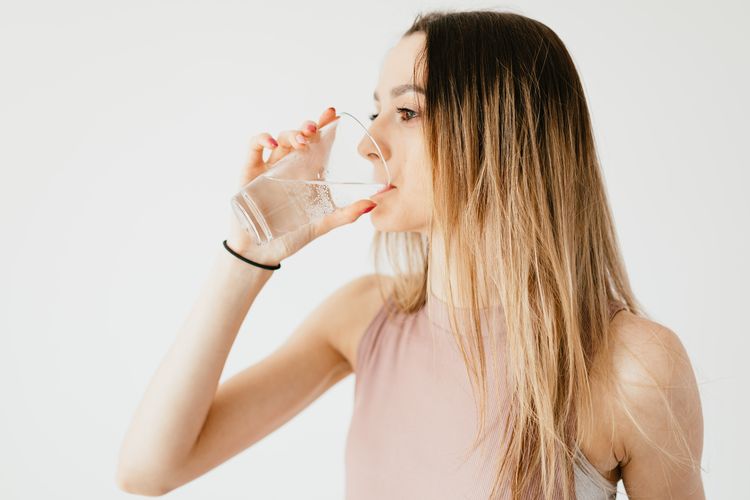 Saat banyak minum air putih, tubuh akan terhidrasi dengan sempurna dan perut tak mudah lapar.