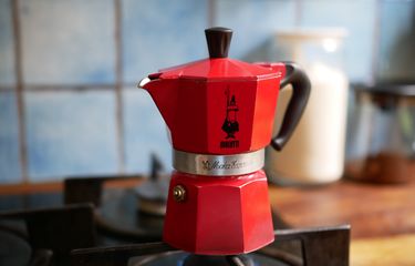 Peralatan kopi harus rutin dibersihkan. Residu kopi yang tertinggal bisa merusak seduhan.