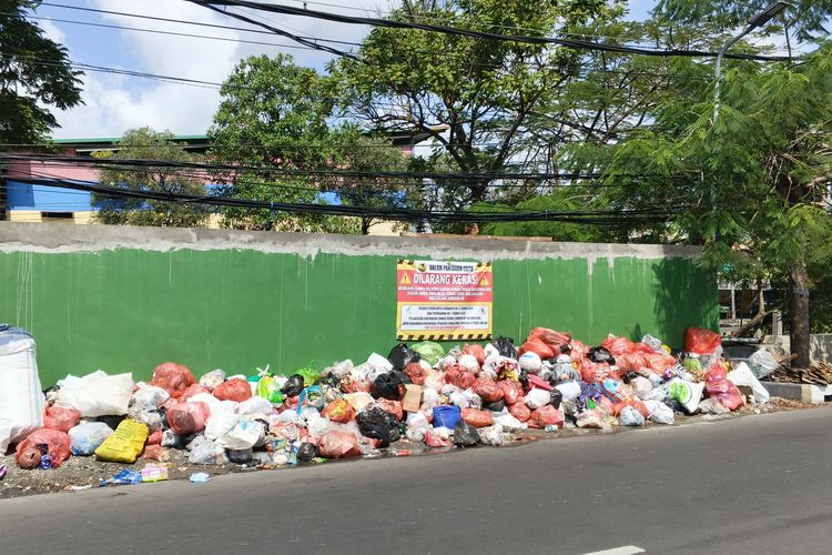Diintai CCTV dan Denda Rp 50 Juta, Warga Surabaya Tetap Buang Sampah di Lokasi Terlarang