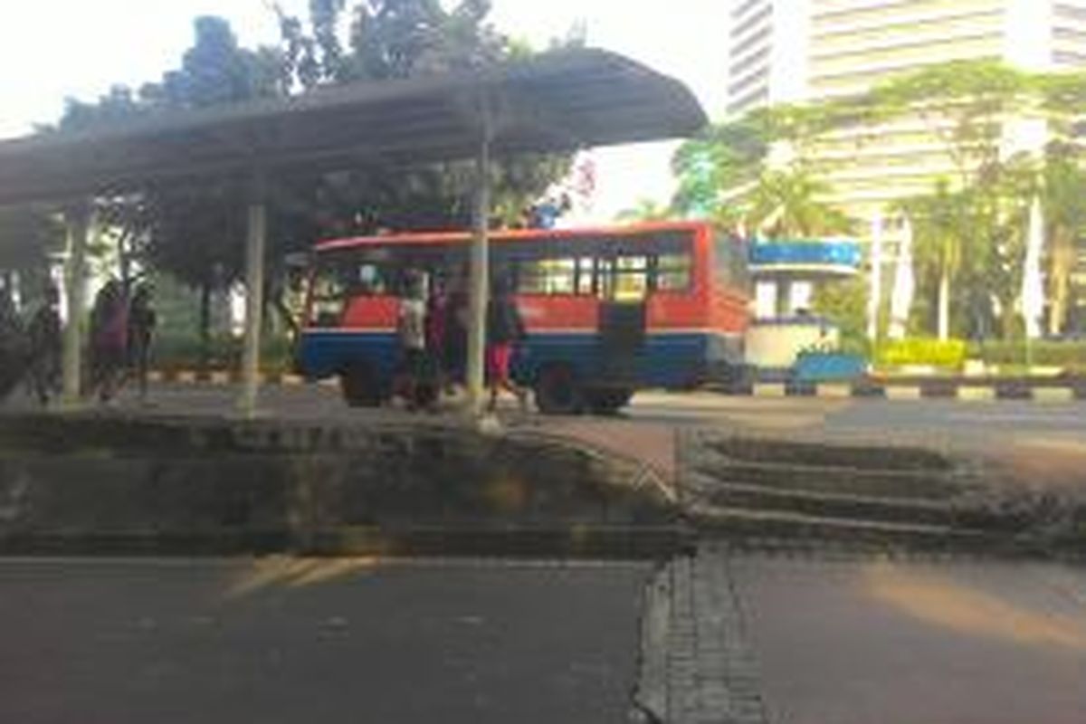 Tak ada car free day, warga masih tetap berolahraga di Jalan Jenderal Sudirman, Minggu (19/4/2015).