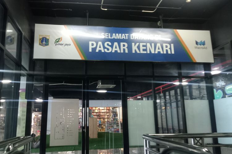 Pasar Kenari merupakan sentra buku bekas yang menjual berbagai jenis buku, mulai dari buku pelajaran, komik hingga novel.