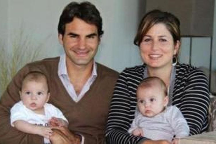 Roger Federer bersama puteri kembarnya