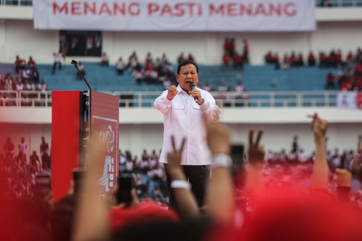 Ketua Umum Partai Gerindra yang juga calon presiden nomor urut 2 Prabowo Subianto menyampaikan pidato politiknya saat menghadiri puncak perayaan HUT ke-9 Partai Solidaritas Indonesia (PSI) di Stadion Jatidiri, Semarang, Jawa Tengah, Sabtu (9/12/2023). Kegiatan yang diikuti ribuan simpatisan PSI se-Jawa Tengah tersebut mengusung tema Dendang Sayang PSI Menang. ANTARA FOTO/Makna Zaezar/YU