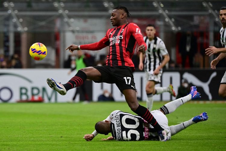 Penyerang AC Milan asal Portugal, Rafael Leao, mencetak gol dan menjadi pemecah kebuntuan tim saat melawan Udinese dalam laga Liga Italia 2021-2022 di Stadion San Siro, 25 Februari 2022.