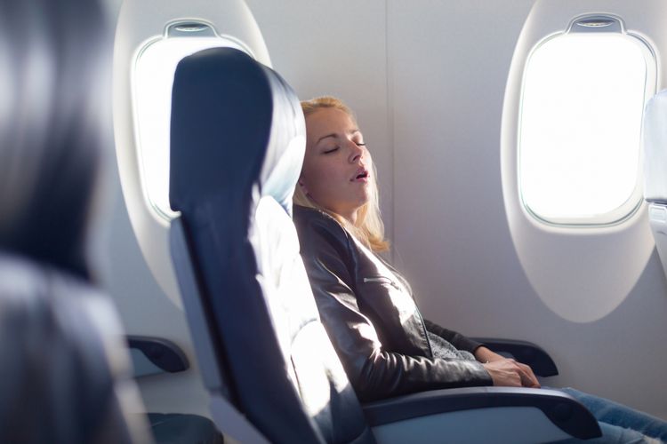 Ilustrasi tidur di pesawat