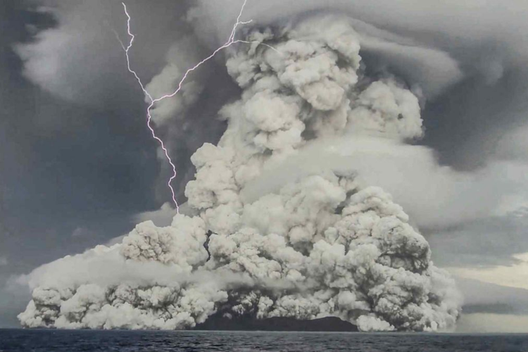 Letusan Gunung Api Hunga Tonga-Hunga Ha'apai pada Januari 2022. 