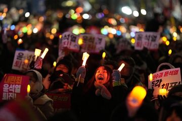 Lagu-lagu yang Dinyanyikan Kpopers Secara Massal saat Demo Pemakzulan Yoon Suk Yeol
