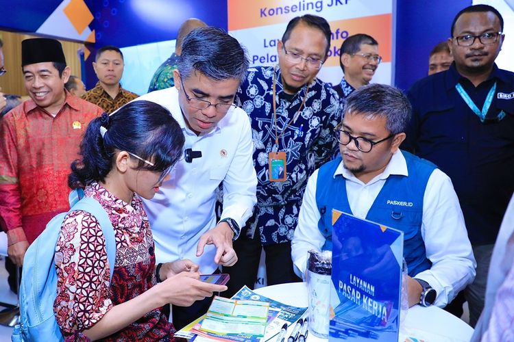 Menteri Ketenagakerjaan (Menaker) Yassierli dalam kegiatan Jaknaker Expo 2024 di Balai Sudirman, Menteng Dalam, Jakarta, Kamis (21/11/2024).