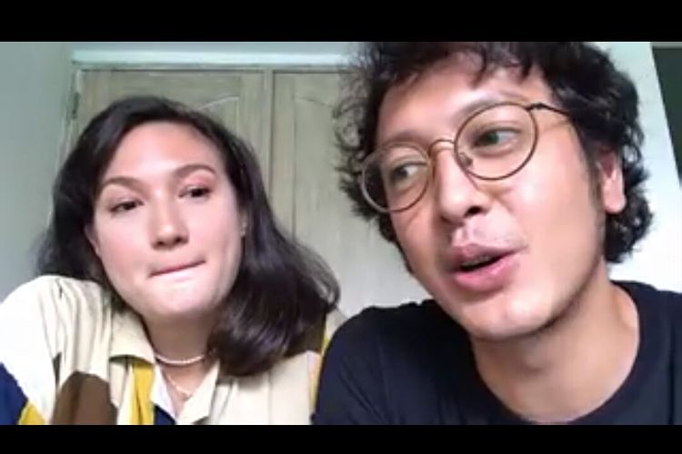 Pasangan artis Nadine Chandrawinata dan Dimas Anggara jumpa pers virtual terkait kelahiran anak pertama mereka, Selasa (1/3/2022).