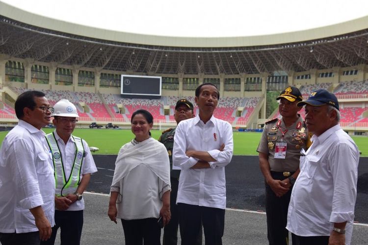 Presiden Joko Widodo didampingi Ibu Negara Iriana, Seskab, dan Menteri PUPR meninjau pembangunan Stadion Utama Papua Bangkit, di Jayapura, Papua, Senin (1/4/2019).