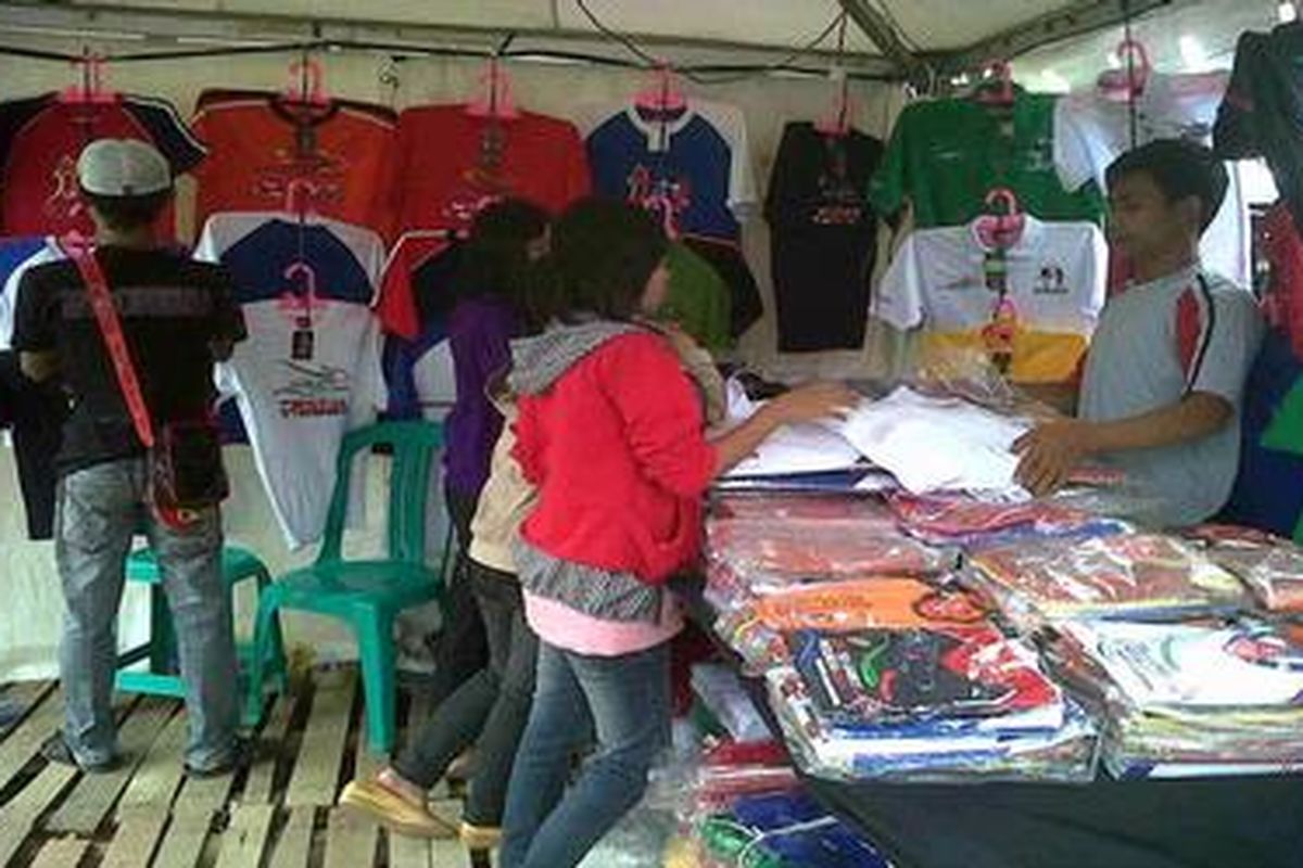 Pedagang di Arena Dayung Cipule