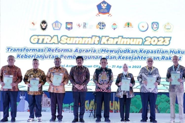 Menteri ATR/Kepala BPN Hadi Tjahjanto telah menyerahkan 36 sertifikat saat momen Gugus Tugas Reforma Agraria (GTRA) Summit Karimun 2023 yang berlangsung di Hotel Aston Karimun, Kepulauan Riau, pada Rabu (30/08/2023).