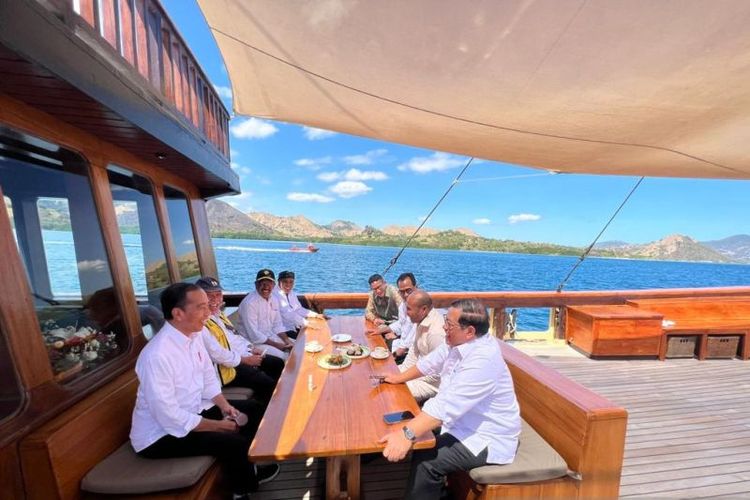 Presiden Jokowi berbincang dengan beberapa menteri dan kepala daerah di atas kapal pinisi menuju Pulau Rinca Taman Nasional Komodo, Kamis, (21/7/2022). (ANTARA/HO-Biro Pers Sekretariat Presiden)