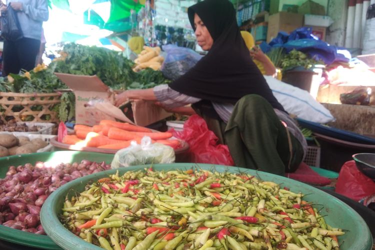 Cabai awit campuran dijual pedangang di Pasar Induk Kabupaten Dompu, NTB, dengan Rp100 ribu per kilogram.