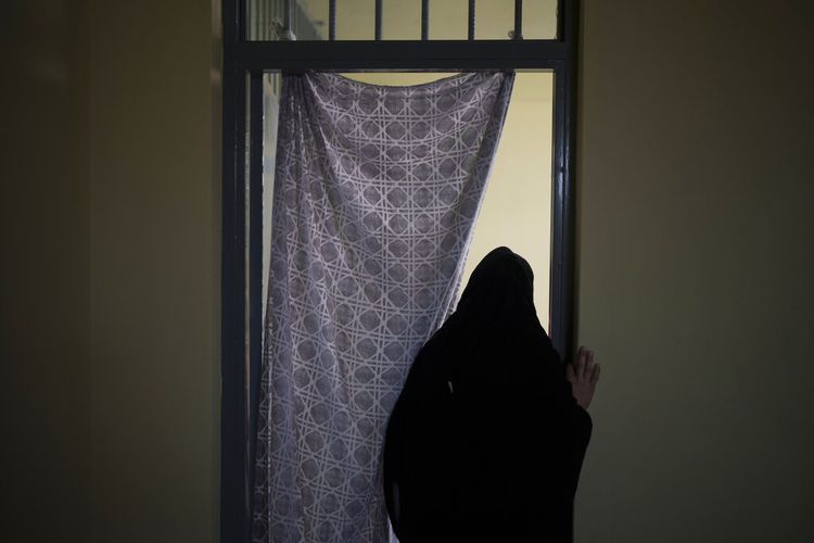 Seorang wanita Afghanistan berjalan keluar dari sel di dalam bagian wanita penjara Pul-e-Charkhi di Kabul, Afghanistan, Kamis, 23 September 2021.