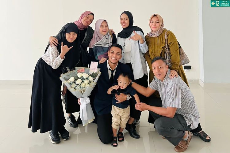 Pemain Persib Bandung Rachmat Irianto foto bersama keluarga seusai menjalankan ujian skripsi S1 Pendidikan Jasmani Kesehatan dan Rekreasi di Universitas Negeri Surabaya, Selasa (18/4/2023) siang.
