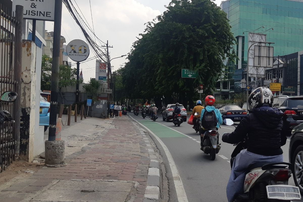 Pengendara motor di Jalan Tomang Raya yang masuk jalur sepeda 