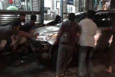 Hindari Motor Lawan Arus, Mobil CRV Tabrak Halte Transjakarta di Jatinegara
