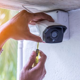 Ilustrasi CCTV, memasang kamera CCTV di rumah. 
