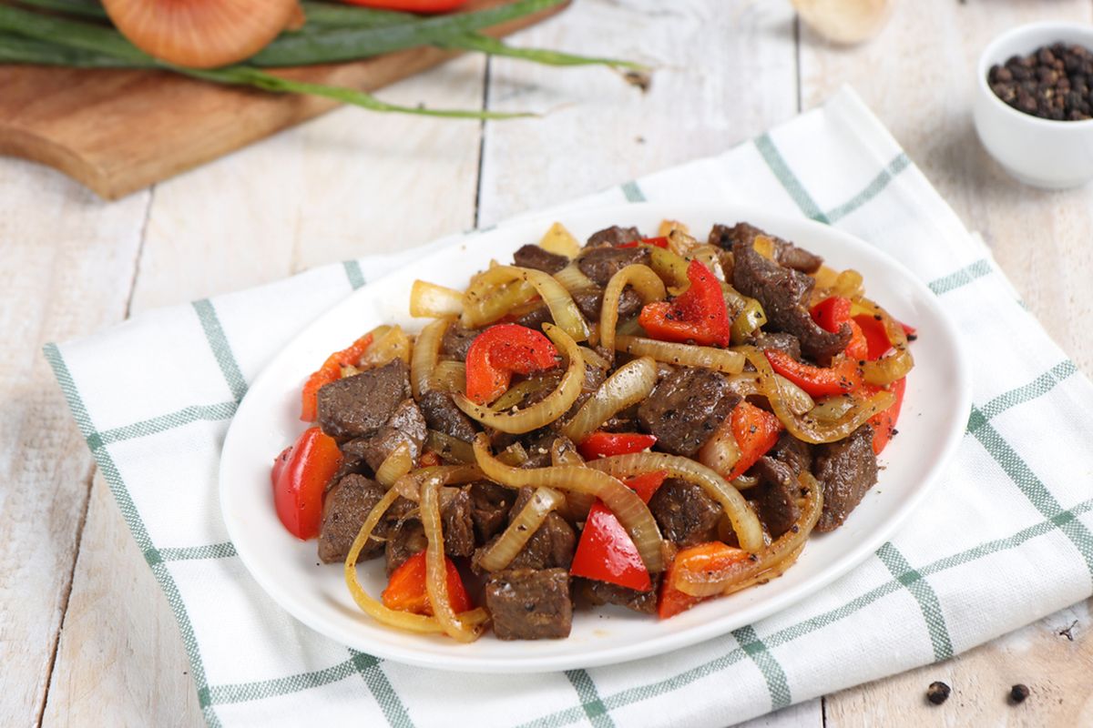 Hidangan daging sapi lada hitam yang gurih dan pedas, dengan potongan daging sapi empuk yang dilapisi saus lada hitam yang kaya rasa