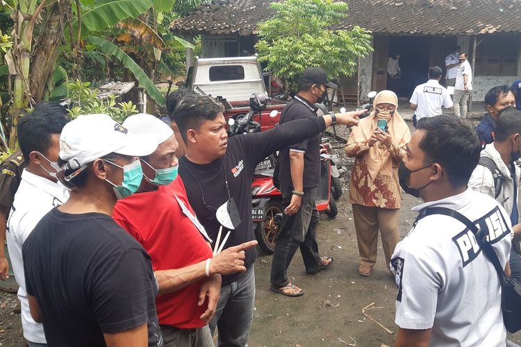 Tersangka S dihadirkan dalam rekonstruksi kasus dugaan pembunuhan berencana yang mengakibtkan korban Hani Dwi S tewas di Dusun Panggang Welut, Desa Taji, Kecamatan Juwiring, Kabupaten Klaten, Jawa Tengah, Selasa (23/11/2021).