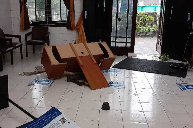 Ruangan SMA Bopkri 1 yang dirusak oleh sekelompok orang tak dikenal, Sabtu (24/12/2022)