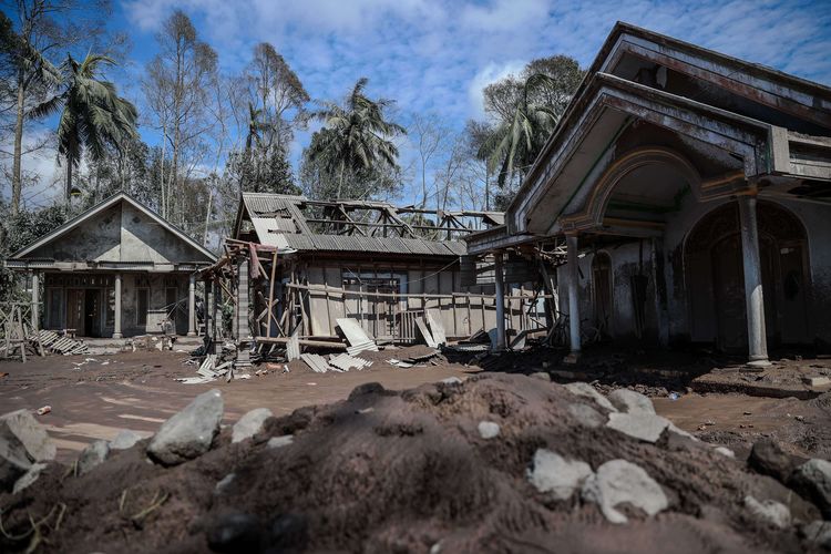 Dampak kerusakan rumah warga akibat erupsi Gunung Semeru yang meluncurkan awan panas di Desa Supiturang, Lumajang, Jawa Timur, Rabu (8/12/2021).